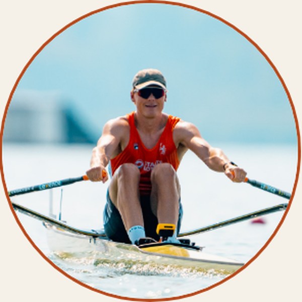 Stijn roeit een skiff in Nederlandse kleuren